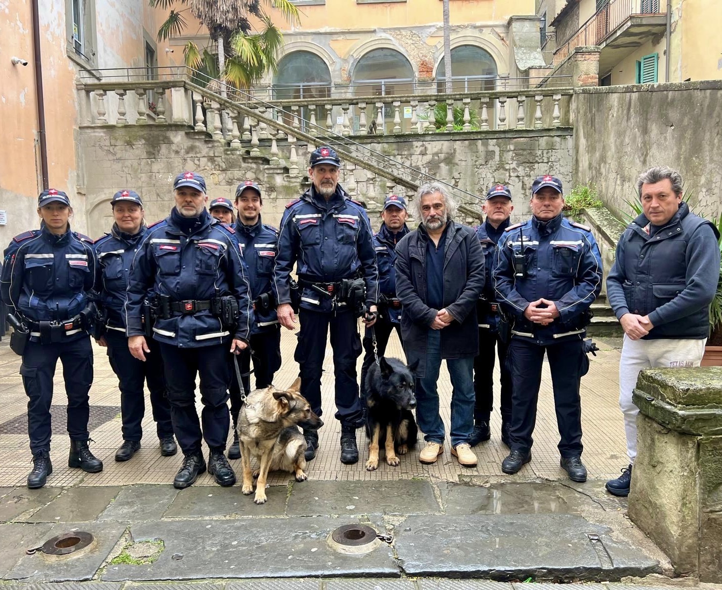 Controlli preventivi dell'Unità Cinofila coordinati dalla Polizia Municipale presso l'istituto Superiore Giovanni da Castiglione.