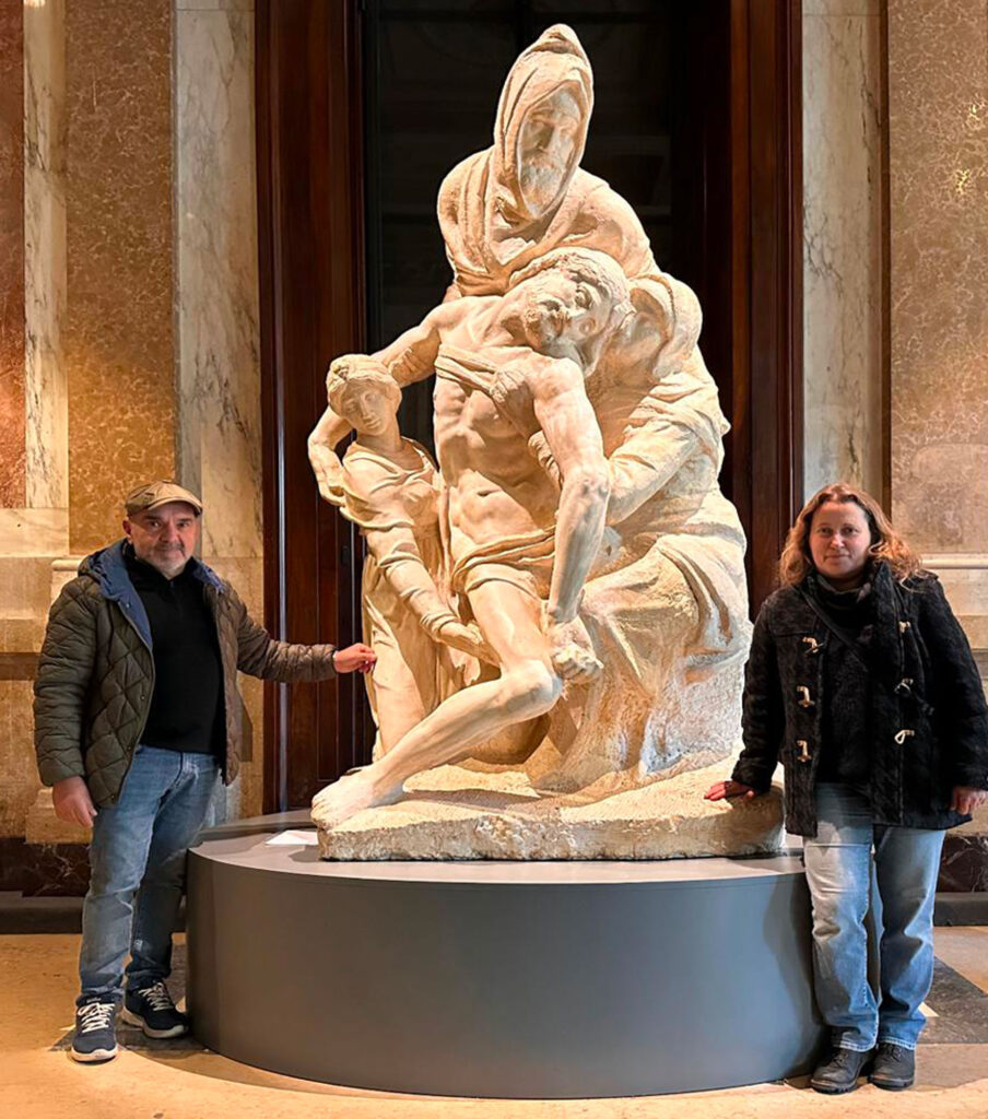 I Musei Vaticani commissionano il lavoro e la scultrice-insegnante Claudia Chianucci realizza la Pietà Bandini