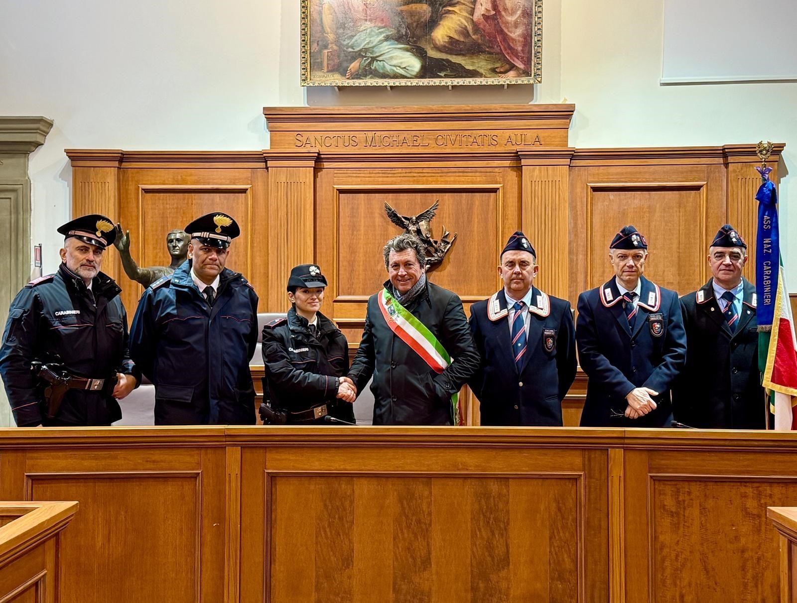 Arriva un carabiniere alla stazione di Castiglion Fiorentino.