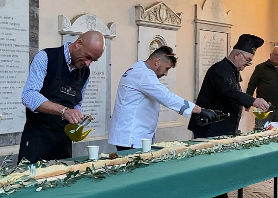 La grande festa dell'olio nuovo a Castiglion Fiorentino con una bruschetta da recordo