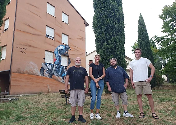 Lo street artist Maupal celebra Fabrizio Meoni con un murale alle case popolari di via Gaci