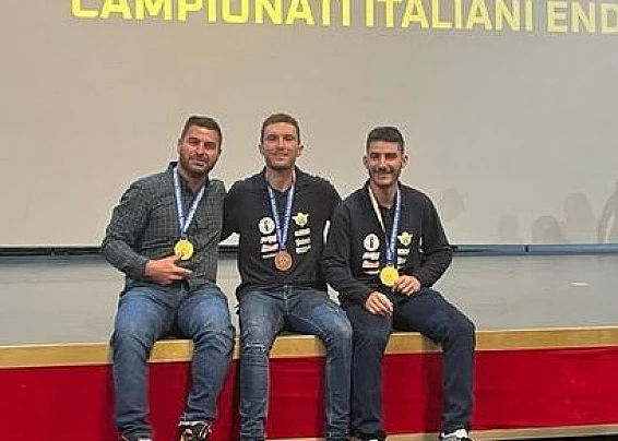 Tre piloti del Motoclub “Fabrizio Meoni” di Castiglion Fiorentino premiati domenica 27 ottobre al Teatro Ariston di Sanremo per i successi conseguiti nelle rispettive categorie dei campionati italiani enduro.